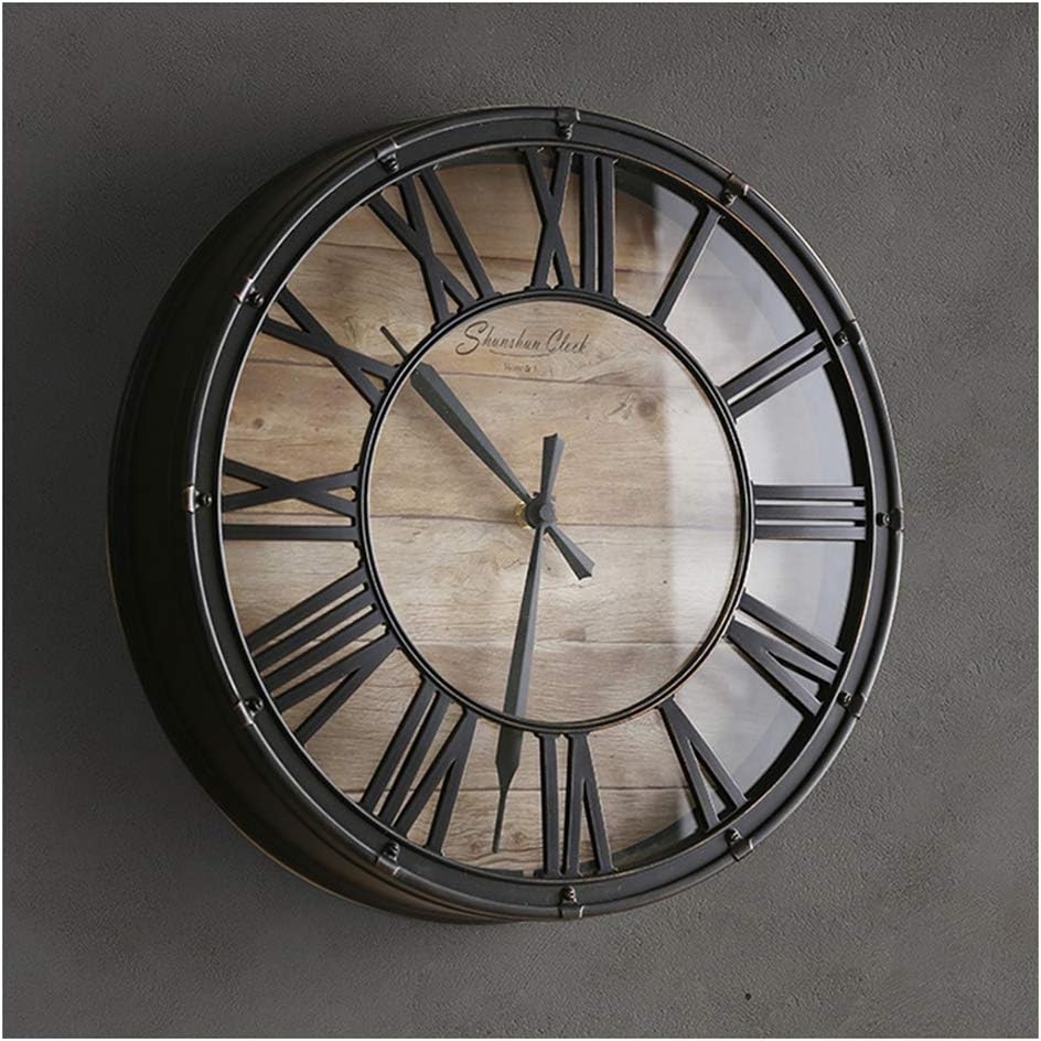 Reloj de pared de metal y números romanos