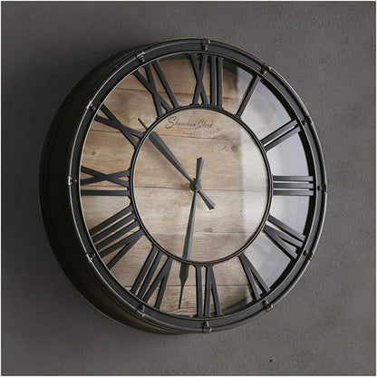 Reloj de pared de metal y números romanos