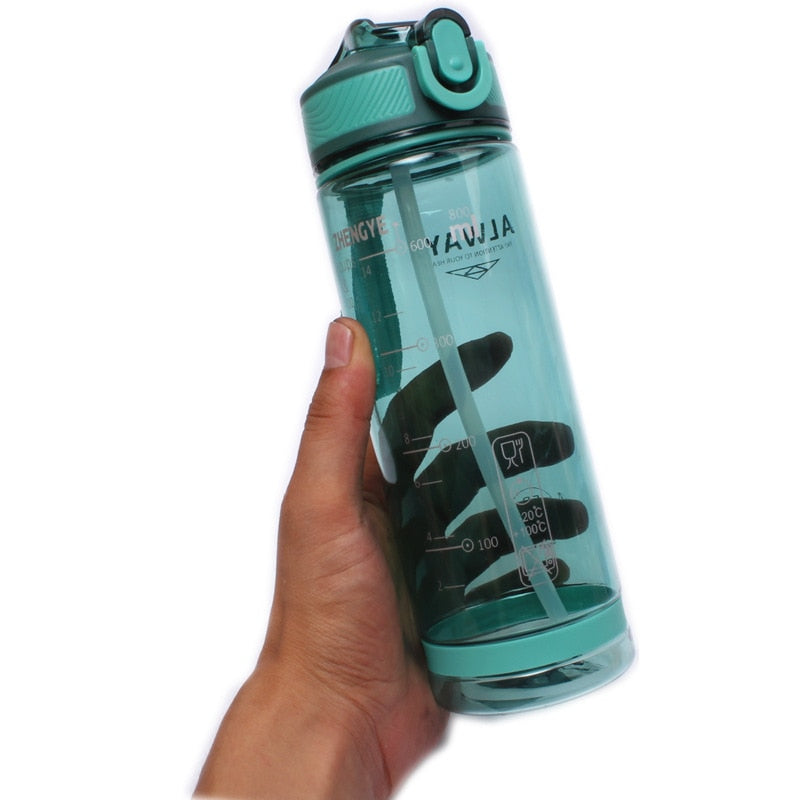 Botella de agua deportiva con bombilla